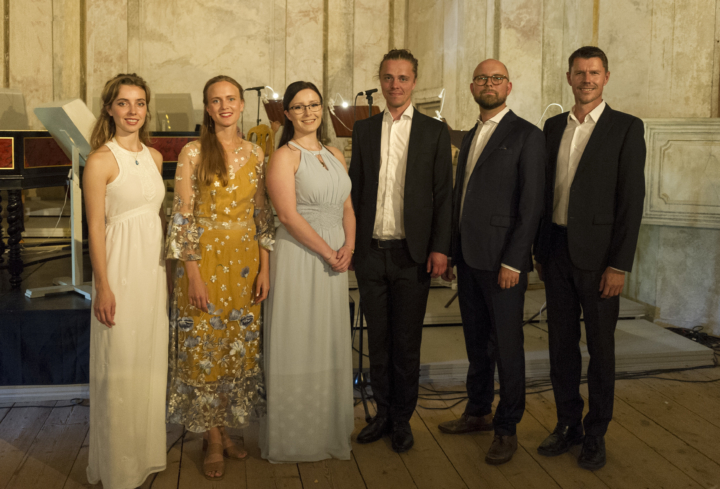 Stipendiaterna: Emilia Utter, Ingrid Berg, Mathilda Bryngelsson och David Risberg tillsammans med coacherna Johan Hansson Lindström och Anders J. Dahlin. Foto: Hans Nilsson.