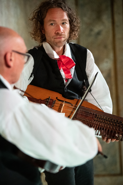 Erik Rydvall och Torbjörn Näsbom, nyckelharpister. 
Foto: Martin Hellström